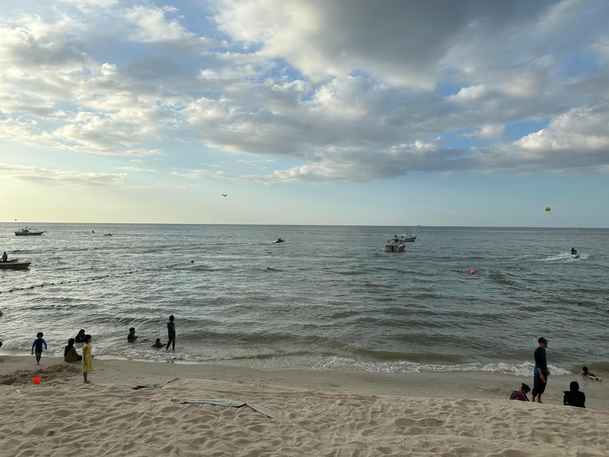 Beach Resort Home Stay Sri Sayang Apartment Batu Ferringhi 2Bedroom Экстерьер фото